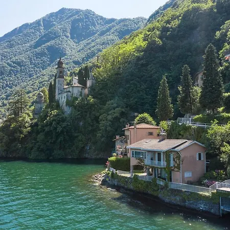 A Lago Villa